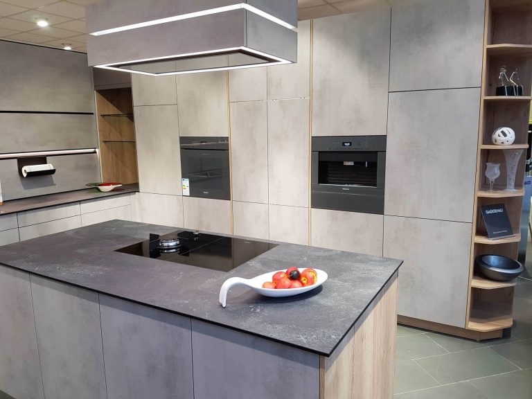 Die Compact-Arbeitsplatte - eine clevere Alternative Schüller Elba Beton quarzgrau 3 768x576 - Die Compact-Arbeitsplatte - eine clevere Alternative