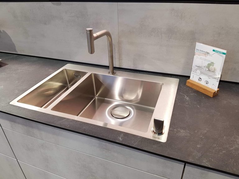 Die Compact-Arbeitsplatte - eine clevere Alternative Schüller Elba Beton quarzgrau Hansgrohe 768x576 - Die Compact-Arbeitsplatte - eine clevere Alternative