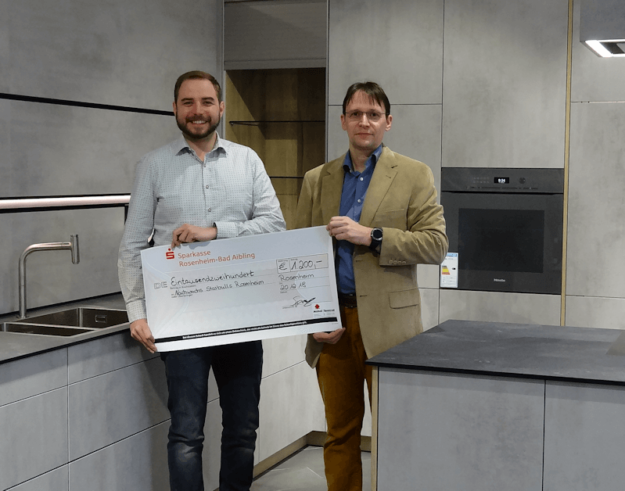 Scheckuebergabe klein 625x491 - Möbel Spanrad aus Rosenheim