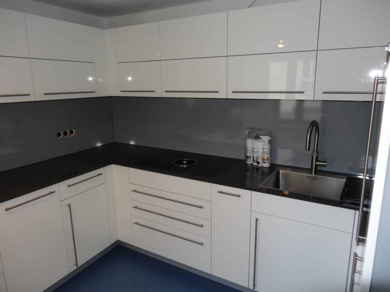 Nolte - Modell Lux weiß hochglänzend Lux Papyrusgrau 2 768x576 - Nolte - Modell Lux weiß hochglänzend