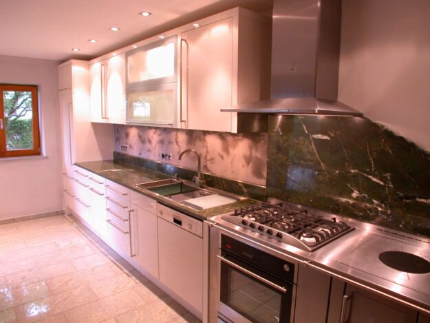 Schueller Glossy magnolia 2 625x469 - Lechner Arbeitsplatten