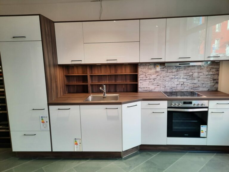 2022 02 03 10.42.15 scaled 768x576 - Musterküche artego Eco Lack weiß