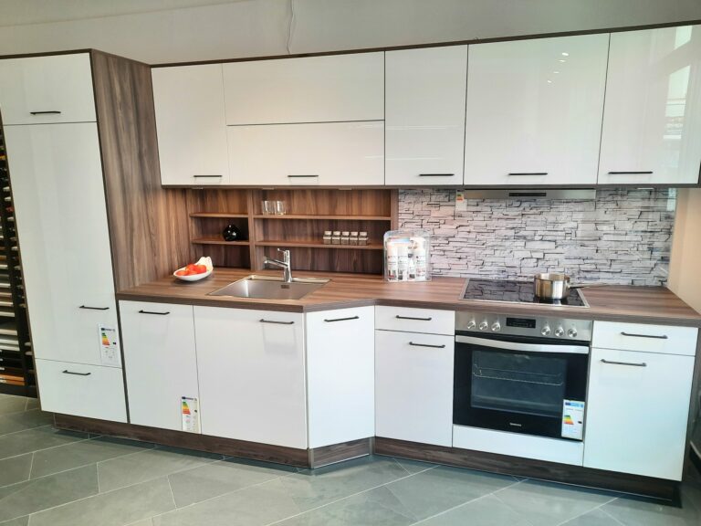 Artego Musterkueche quer scaled 768x576 - Musterküche artego Eco Lack weiß
