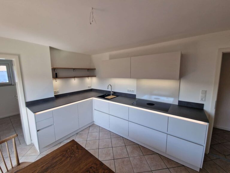 Schüller Küche - Uni Matt Muschelweiß Schueller uni matt muschelweiss 1 768x576 - Schüller Küche - Uni Matt Muschelweiß