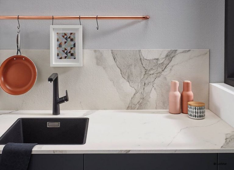 Keramikarbeitsplatte - pflegeleicht und robust Keramik Milieubild 657 Bianco marmo 2 768x556 - Keramikarbeitsplatte - pflegeleicht und robust