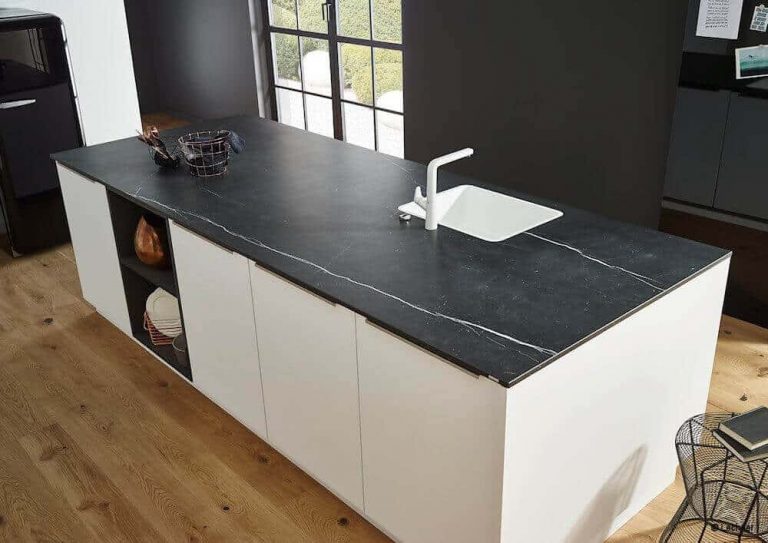 Keramikarbeitsplatte - pflegeleicht und robust Keramik Milieubild 692 Nero Marquina 3 768x543 - Keramikarbeitsplatte - pflegeleicht und robust