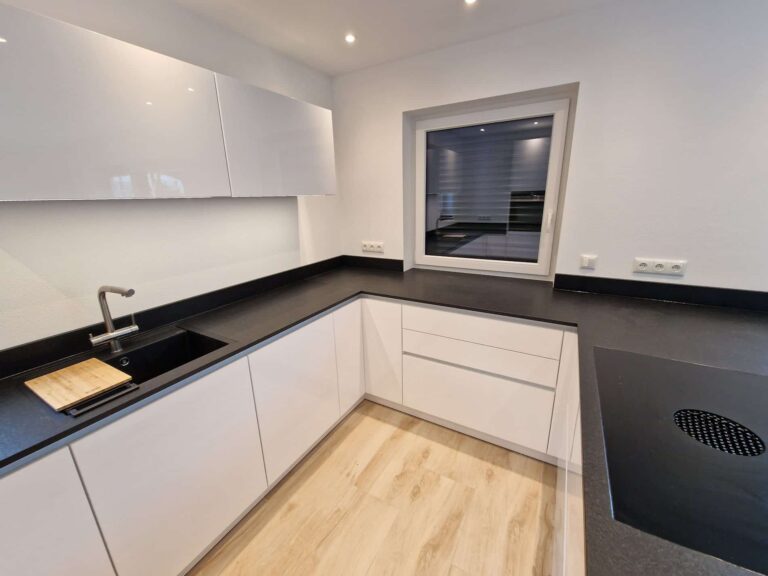 Schüller - Sorrento Plus Kristallweiß Hochglanz Schueller Sorrento Plus Kristallweiss 3 768x576 - Schüller - Sorrento Plus Kristallweiß Hochglanz