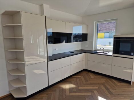 Schueller Uni Gloss Muschelweiss 3 469x352 - Referenzen