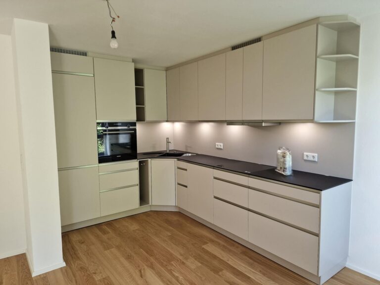 Schüller - Uni Matt Sandgrau Schueller Kueche Uni Matt Sandgrau 1 768x576 - Schüller - Uni Matt Sandgrau