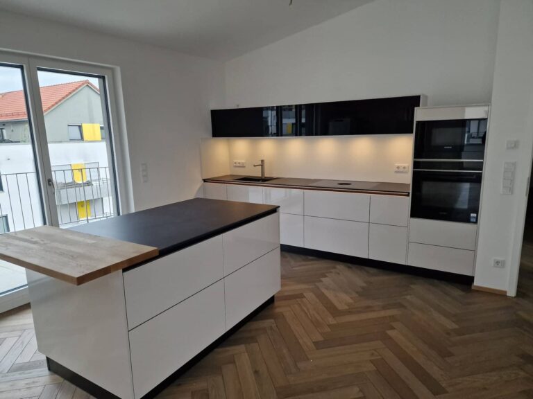 Schueller Uni Gloss Muschelweiss Hochglanz 1 768x576 - Schüller Küche - Uni Gloss Muschelweiss Hochglanz