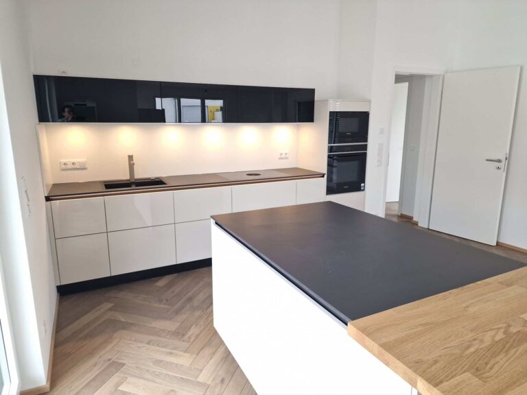 Schueller Uni Gloss Muschelweiss Hochglanz 3 768x576 - Schüller Küche - Uni Gloss Muschelweiss Hochglanz