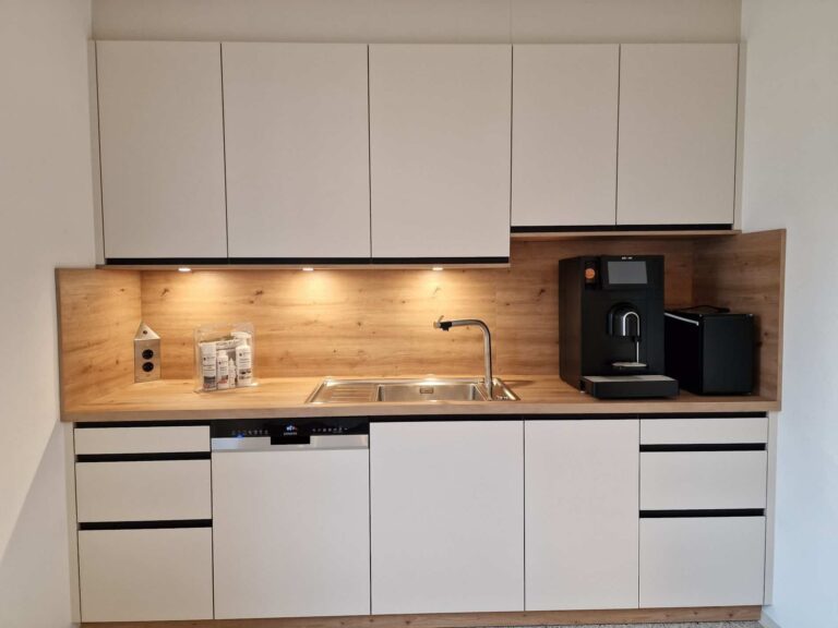 Schüller - Teeküche Pura Muschelweiss mit Wildeiche Schueller Kueche Pura Muschelweiss mit Wildeiche 1 768x576 - Schüller - Teeküche Pura Muschelweiss mit Wildeiche