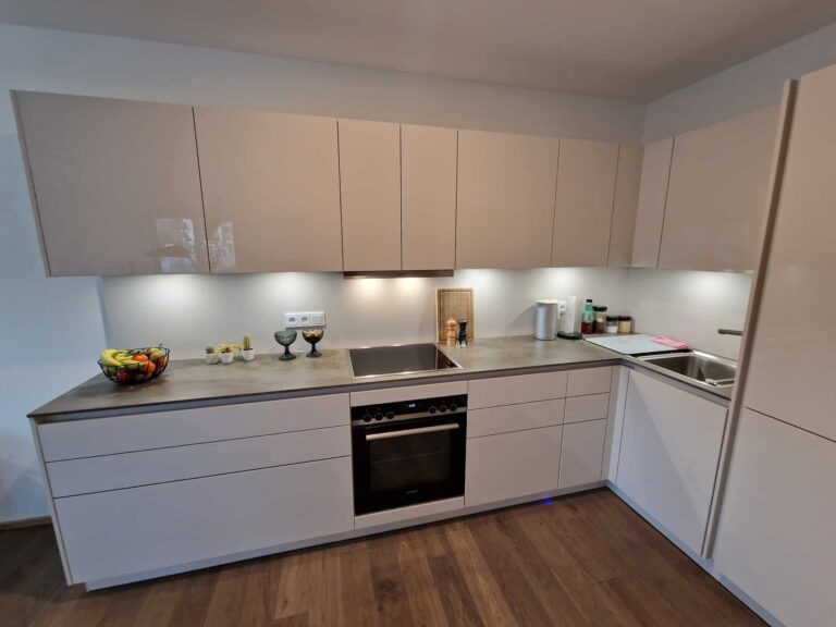 Schueller Uni Gloss Muschelweiss hochglanz mit Ceramic Arbeitsplatte 1 768x576 - Schüller Küche - Uni Gloss Muschelweiss hochglanz mit Ceramic Arbeitsplatte