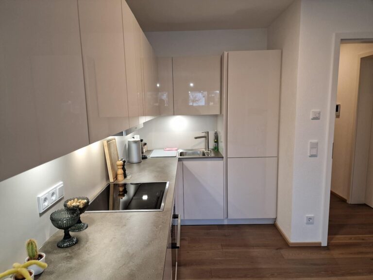 Schueller Uni Gloss Muschelweiss hochglanz mit Ceramic Arbeitsplatte 2 768x576 - Schüller Küche - Uni Gloss Muschelweiss hochglanz mit Ceramic Arbeitsplatte