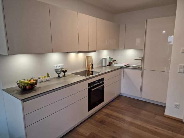 Schueller Uni Gloss Muschelweiss hochglanz mit Ceramic Arbeitsplatte 3 768x576 - Schüller Küche - Uni Gloss Muschelweiss hochglanz mit Ceramic Arbeitsplatte